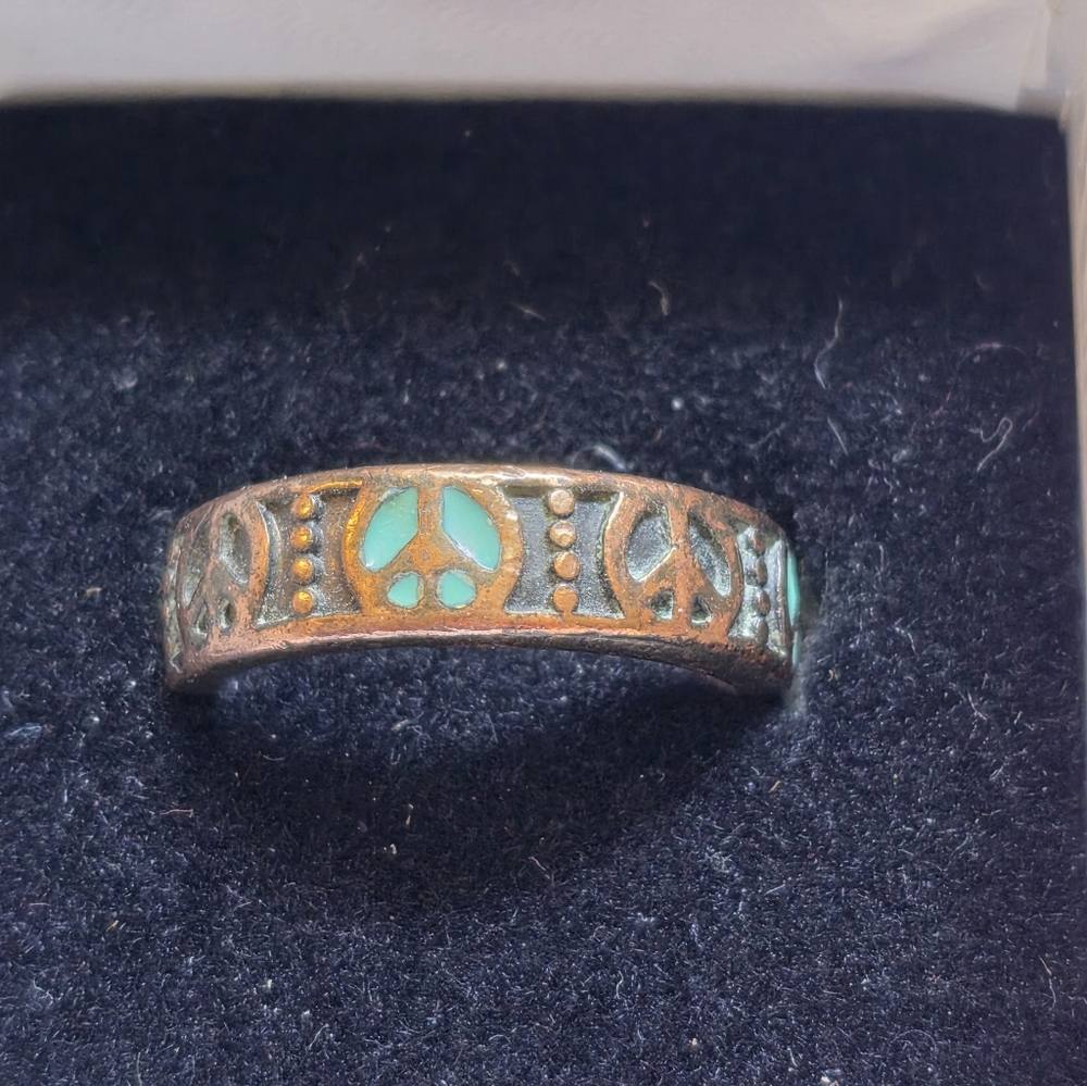 5 Gold Fun Costume Rings - Picture 6 of 14